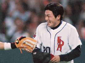 Terahara earns first victory in pro baseball